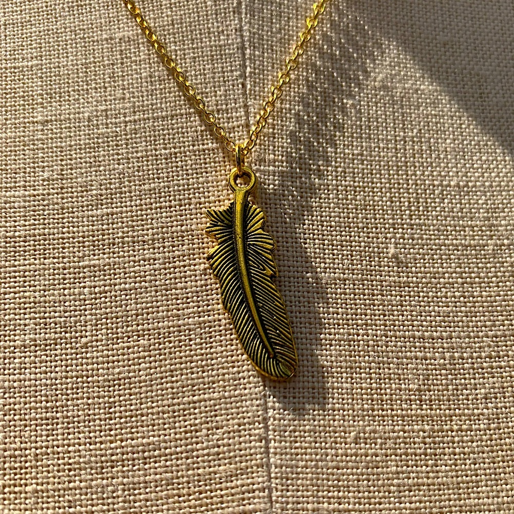 NWT Sterling Silver Plated Chain &  Feather Alloy Metal Charm Necklace